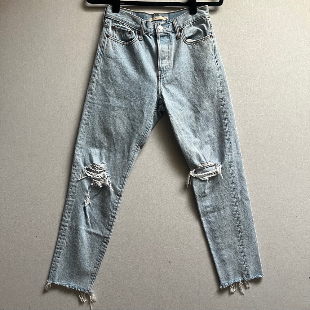 Levi’s wedgie Light Blue Distressed Women's Buttonfly Jeans Sz 26